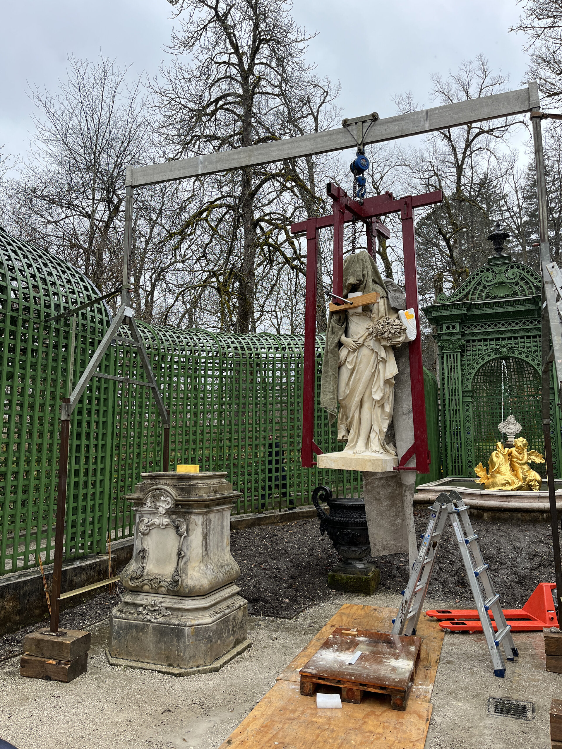 Wiederaufstellung der Parkfigur "Frühling" im Schlosspark Linderhof
