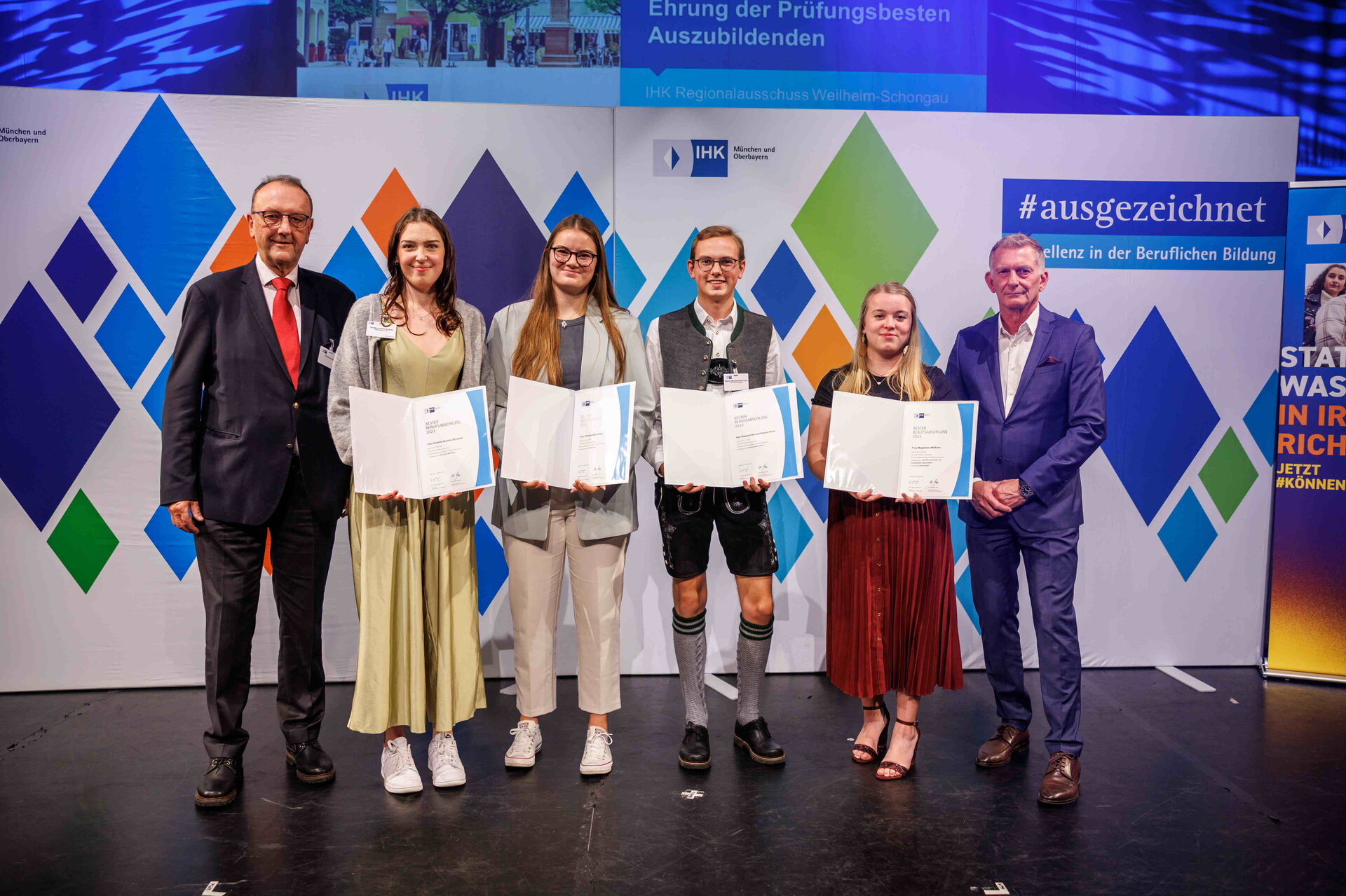 Hubert Schöffmann (re.), IHK-Bereichsleiter Berufliche Bildung, und Reinhard Häckl, Vorsitzender des IHK-Regionalausschusses Landsberg (stellvertretend für das IHK-Ehrenamt im südwestlichen Oberbayern), gratulieren den oberbayerischen Top-Azubis, die im Landkreis Weilheim-Schongau gelernt haben (v.l.n.r.): Fiorella Gustina Schwarz, Theresa Bachmaier, Raphael Michael Roland Hurm und Magdalena Mößmer
