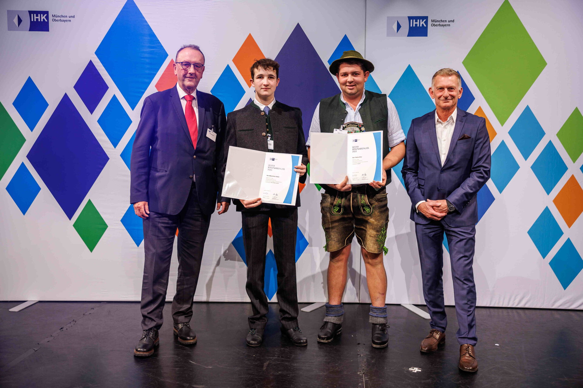 Hubert Schöffmann (re.), IHK-Bereichsleiter Berufliche Bildung, und Reinhard Häckl, Vorsitzender des IHK-Regionalausschusses Landsberg (stellvertretend für das IHK-Ehrenamt im südwestlichen Oberbayern), gratulieren den oberbayerischen Top-Azubis, die im Landkreis Bad Tölz-Wolfratshausen gelernt haben (v.l.n.r.): Maximilian Huber (Zweiter von links) und Tobias Killer