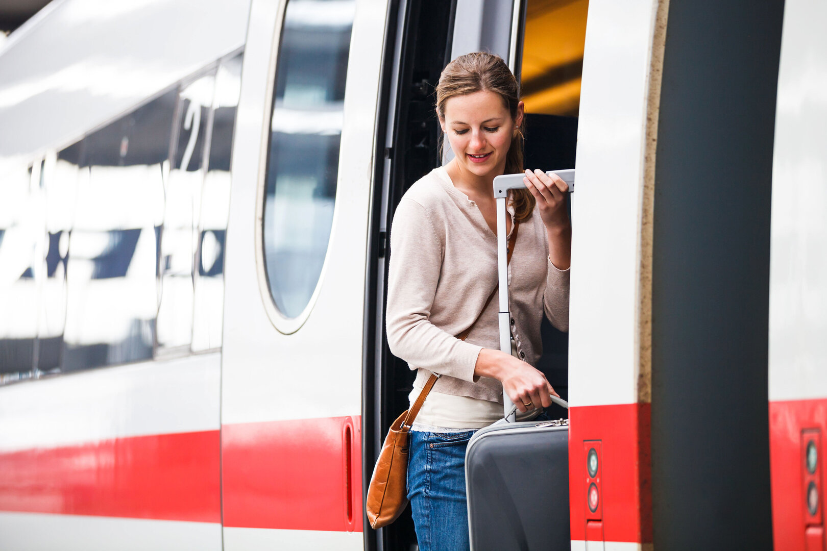 Mit dem Umstieg vom Pkw auf öffentliche Verkehrsmittel wie die Bahn lässt sich der persönliche CO2-Fußabdruck deutlich verringern | © djd/LichtBlick SE/Getty Images/Viktor Cap