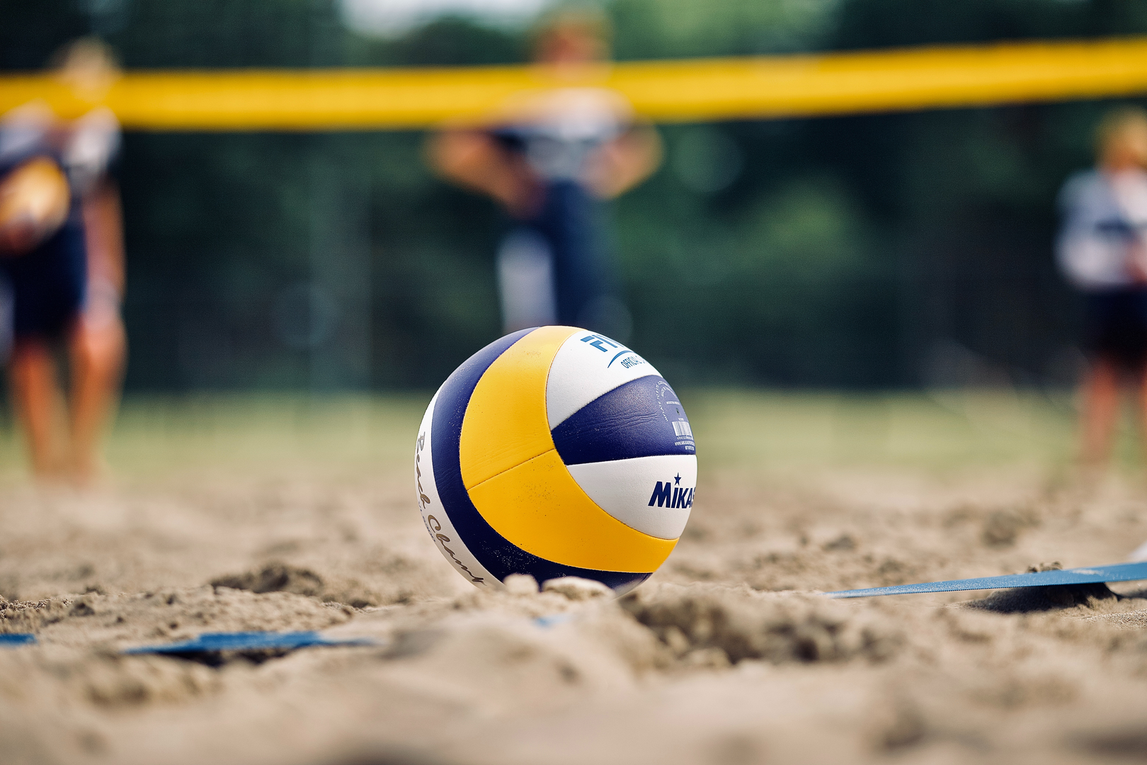 A Mikasa beachvolleyball | © Unsplash / Miguel Teirlinck