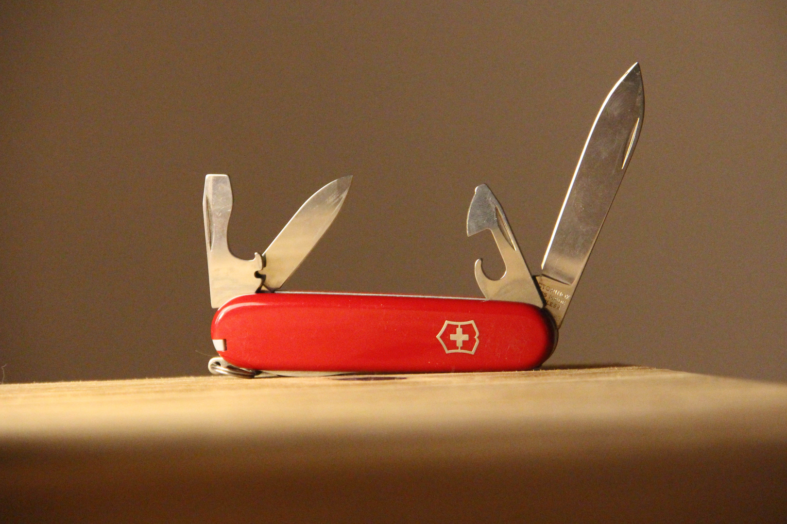my Swiss pocket knife on our Woden table | © Unsplash / Denise Jans