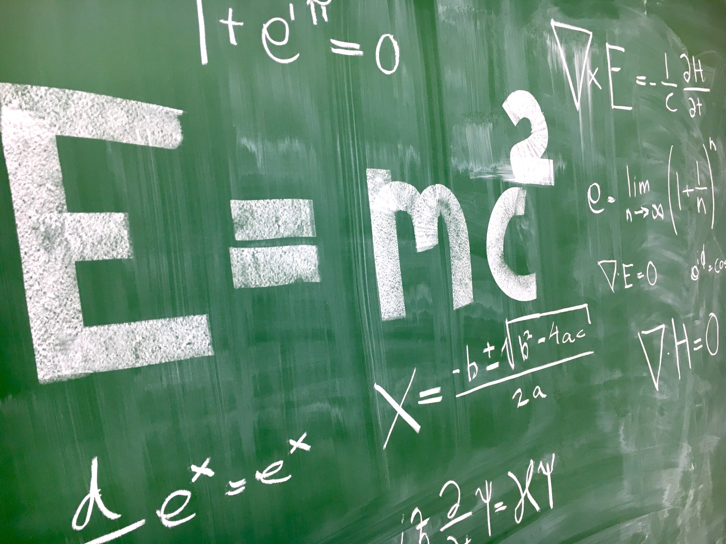 Math equations on a chalk board | © Unsplash / Artturi Jalli