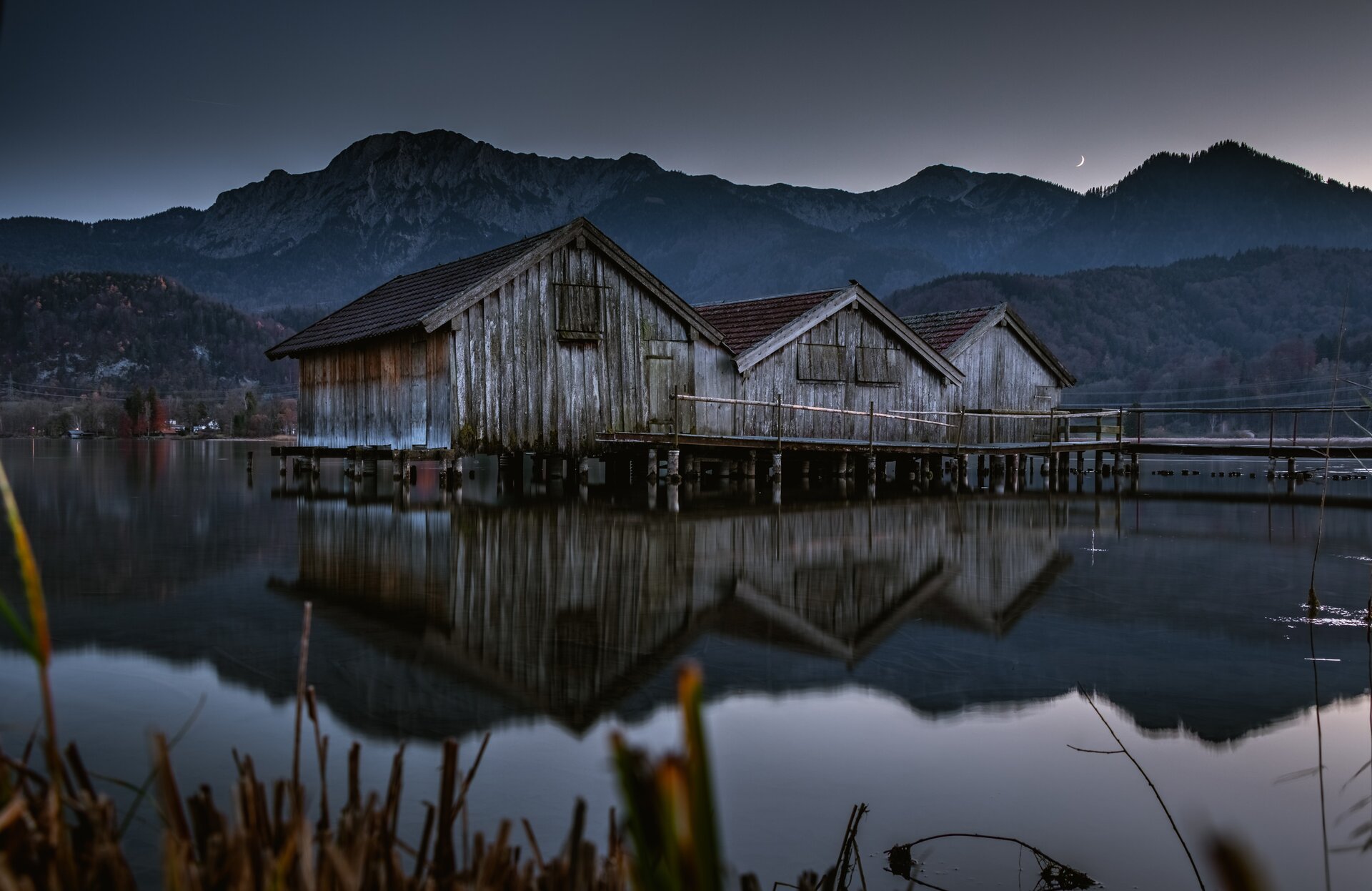 Sometimes you think you're too late to take a good picture. In this case it worked wonderfully. :) A wonderful and quiet moment at the Kochelsee in Upper Bavaria.