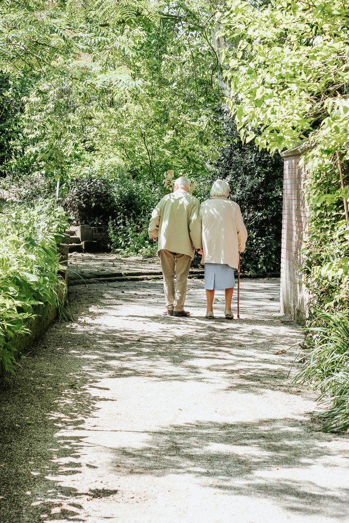 Elderly couple taking a walk through the park. Arboretum Trompenburg, Rotterdam. | © Unsplash / micheile dot com