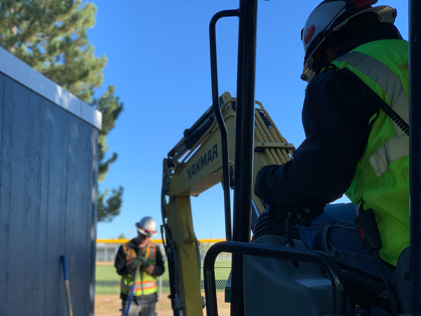 Construction worker operating an excavator digging a trench on a construction site | © Unsplash / Troy Bridges