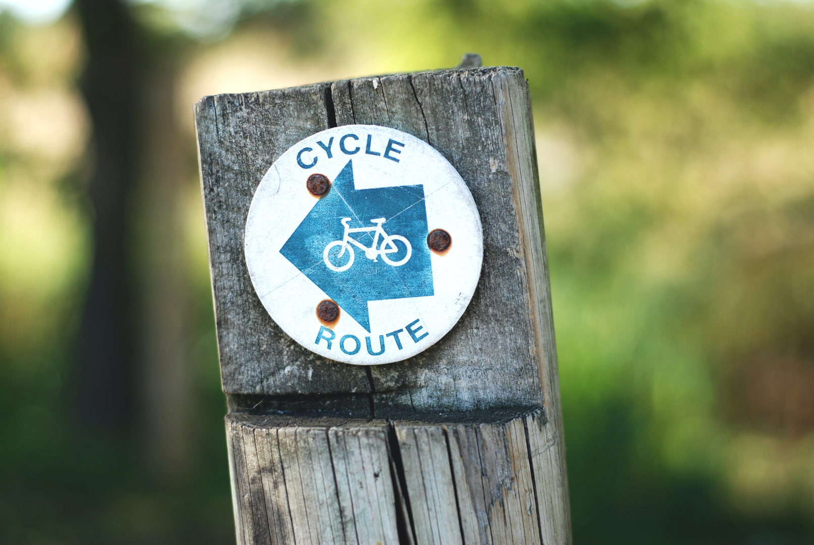A sign making a cycle route in the countryside. | © Unsplash / Gemma Evans