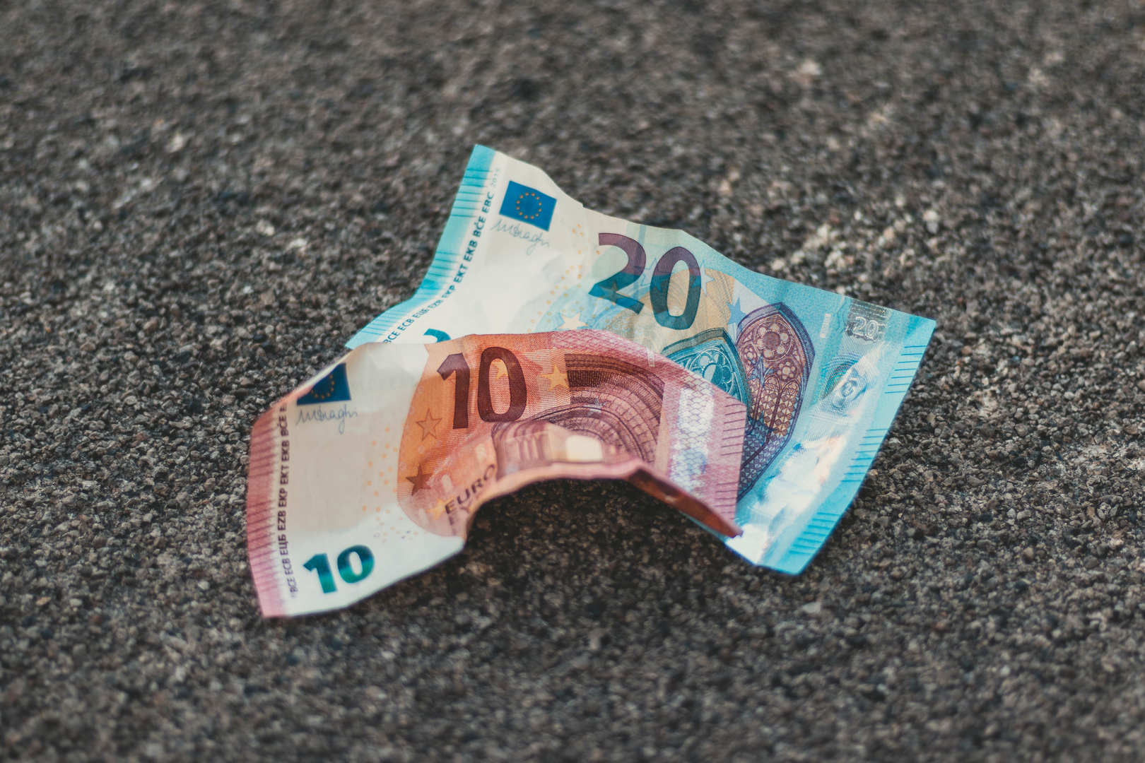 Money lays on the ground | © Unsplash / Christian Wiediger