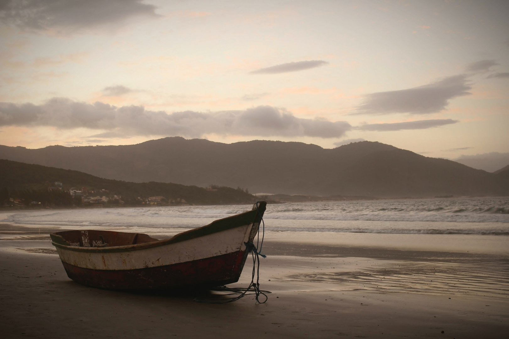 Lonely boat at Garopaba´s Beach sunset. Garopaba, Santa Catarina - Brazil. | © Unsplash / Pedro Kümmel