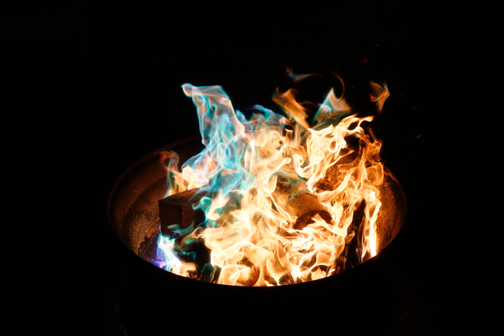 Colorful Fire | © Unsplash / Chris Rhoads