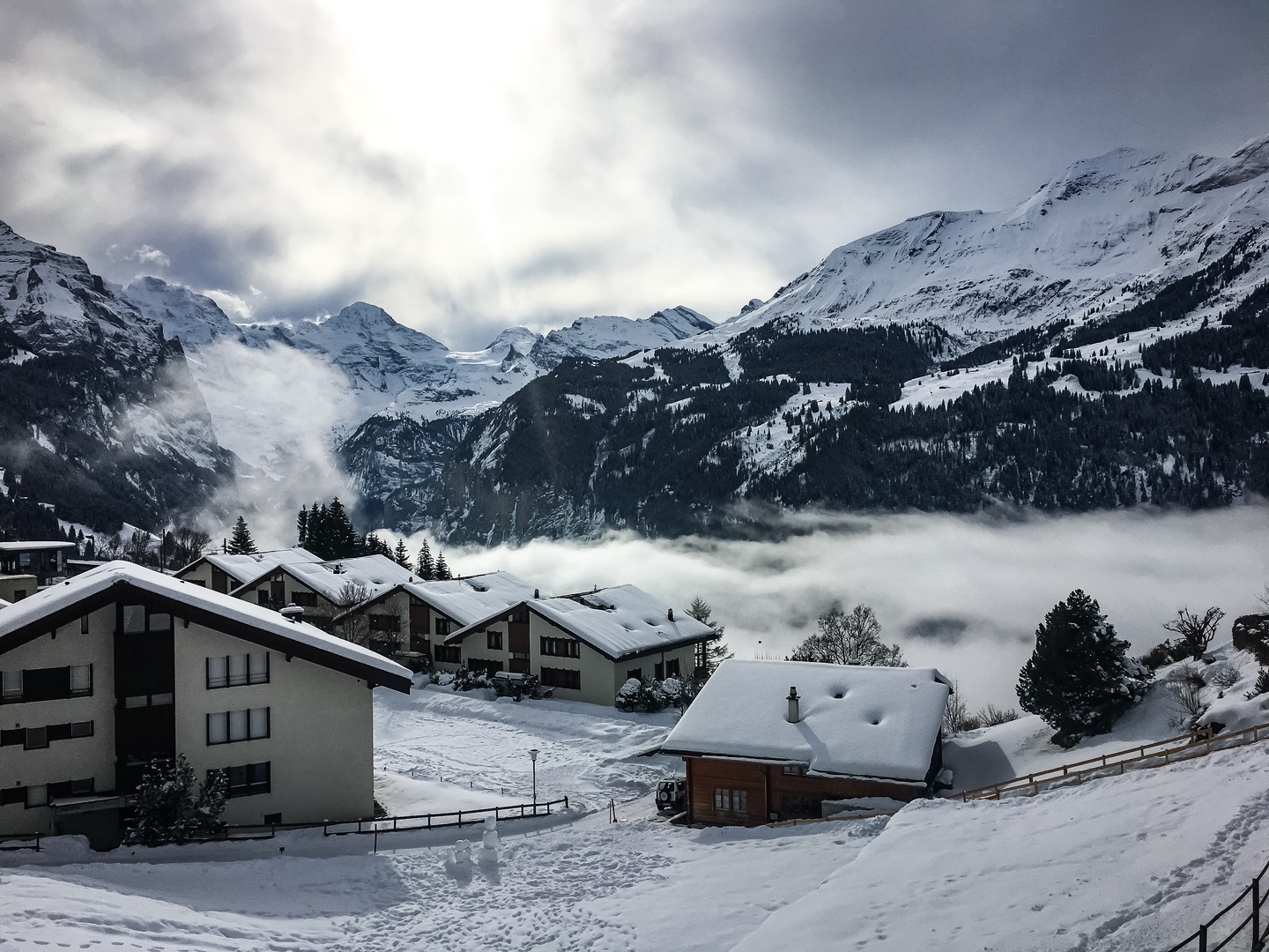 The view during winter times in Wengen, where the clouds float next to the houses. | © Unsplash / Julia anseele