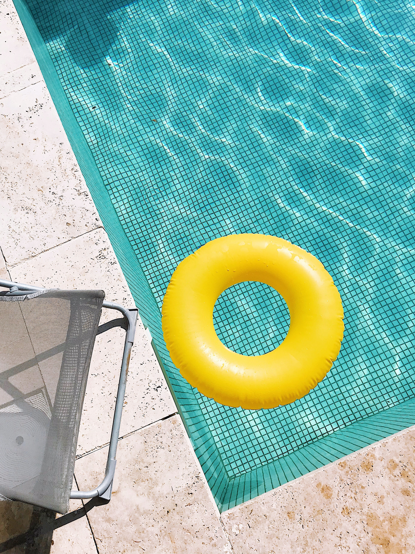 Swimming Pool
#swimmingpool #piscine #color #yellow | © Unsplash / Jubéo Hernandez