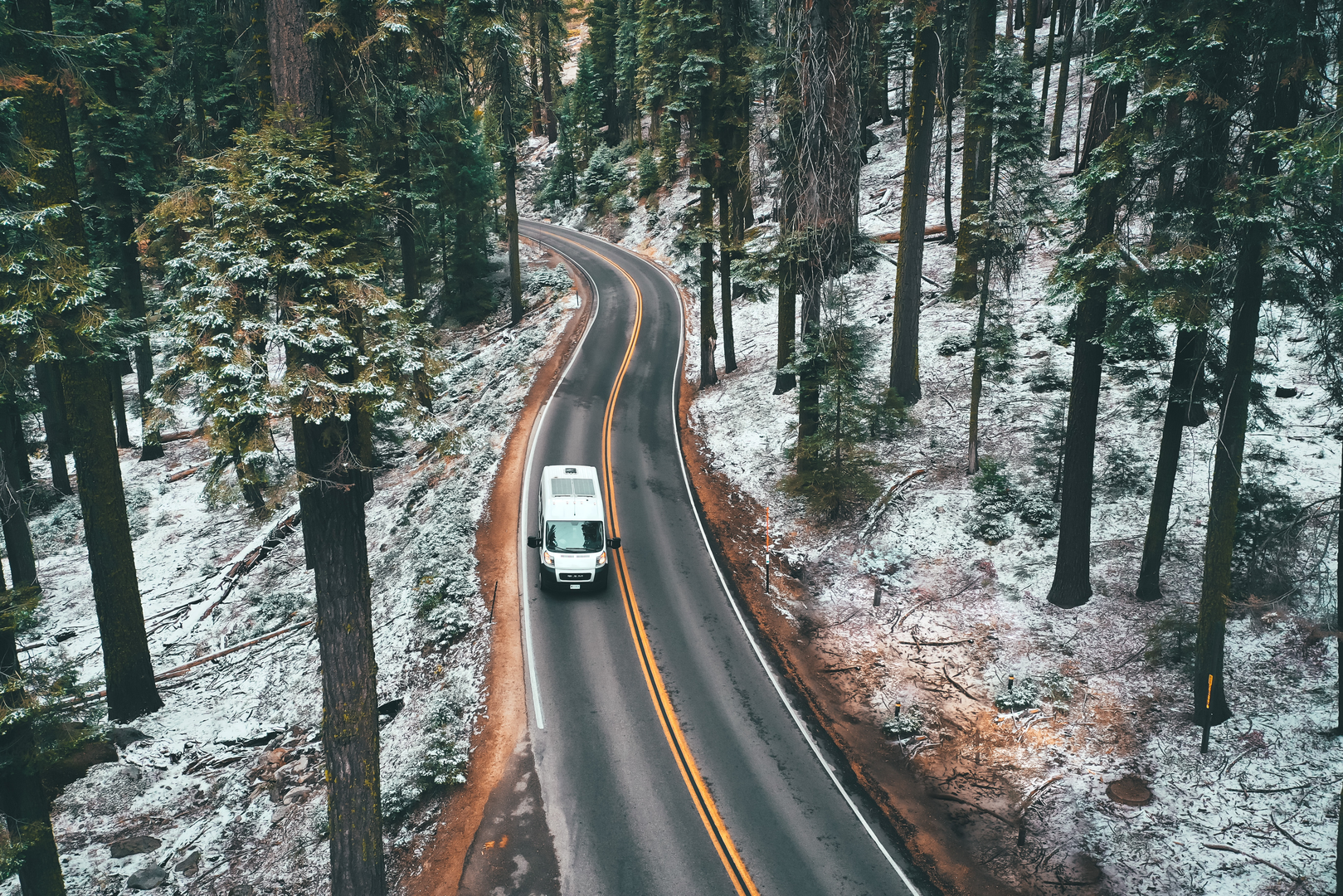 Camper van traveling through Sequoia | © Unsplash / Drew Dau