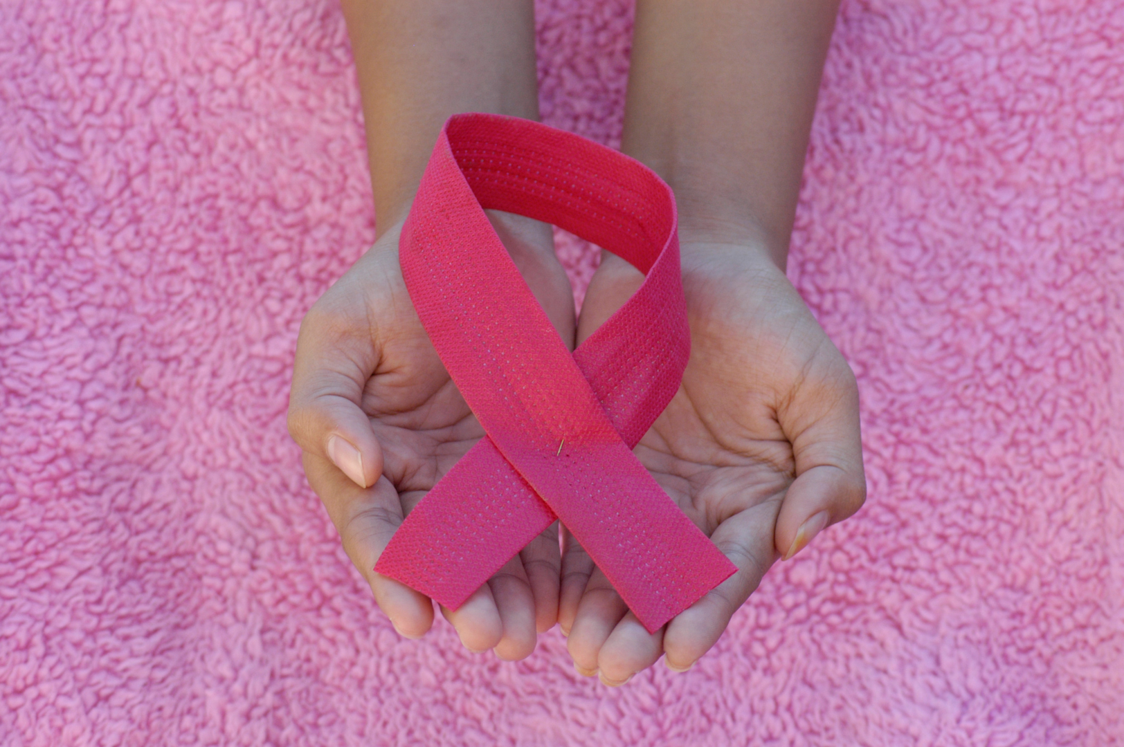 Pink ribbon for an awareness of Breast Cancer Day, October, 1, 2020 | © Unsplash / Angiola Harry