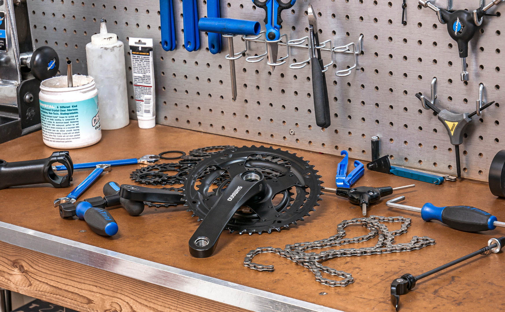 Work Bench with Bicycle Tools and Parts in Color | © Unsplash / Tom Conway