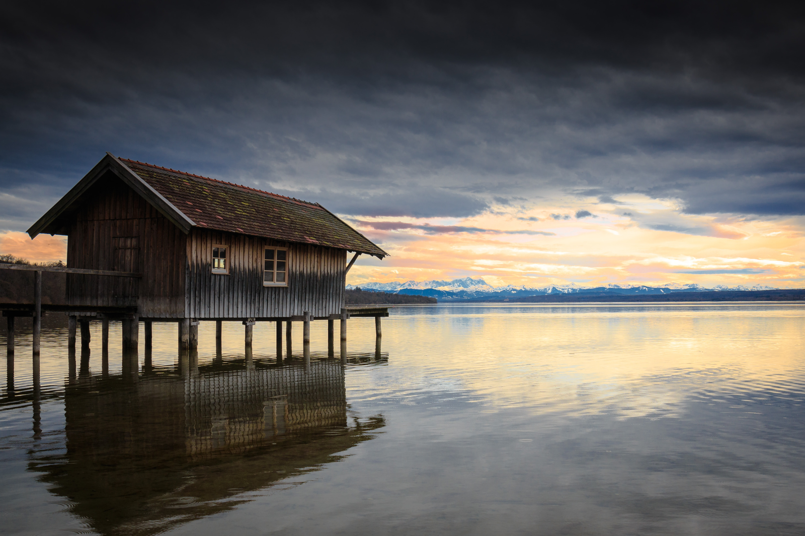 This photo was taken in early spring 2018.
Me, my brother and my sister-in-law went to the ammersee for taking a walk. | © Unsplash / Oliver Kruse