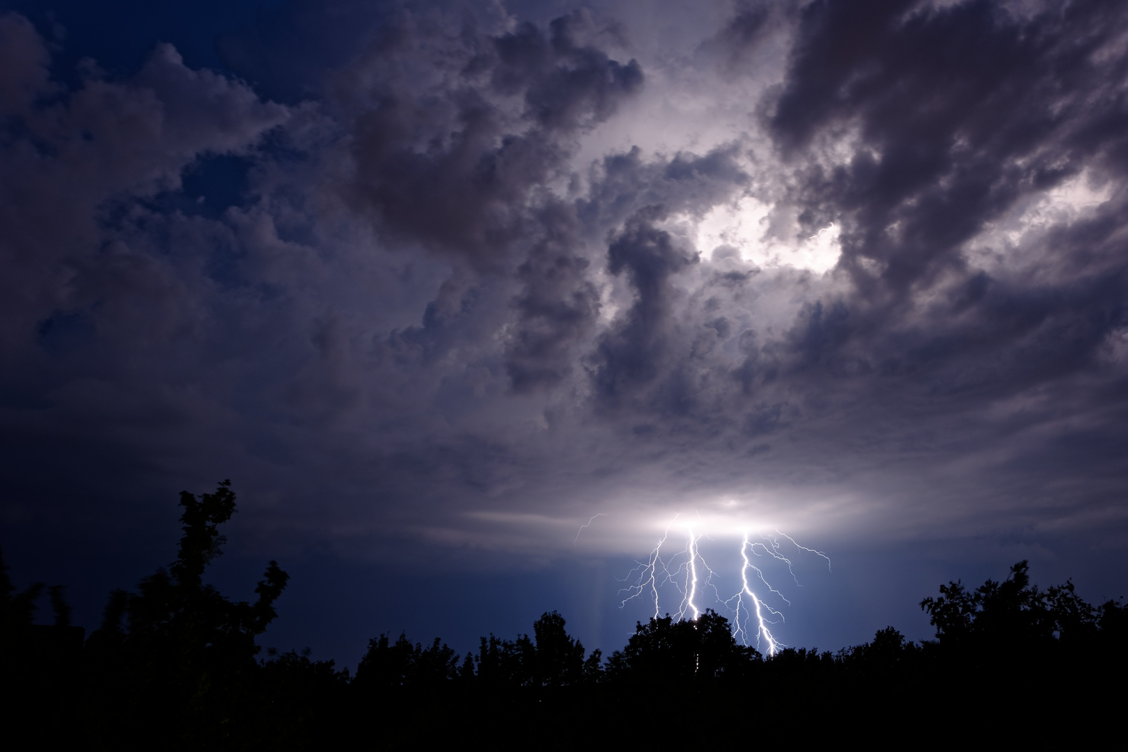 It was a warm summer night when a thunderstorm passed - and I could easily watch it from my balcony. What a fascinating spectacle! | © Unsplash / Matthias Neufeld