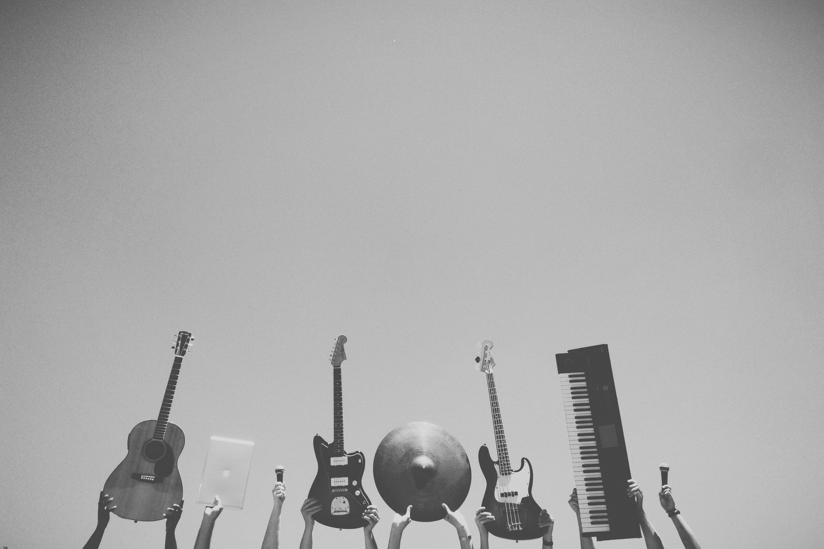 Guitars keyboards | © Unsplash / Caleb George