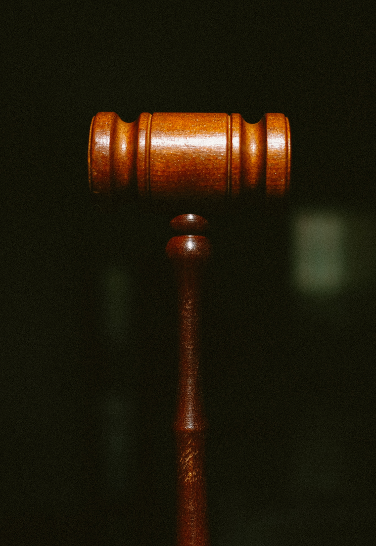 A wooden gavel. | © Unsplash / Tingey Injury Law Firm