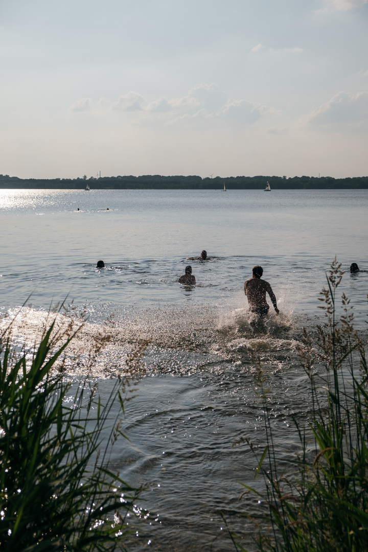 Friends jumping into a cold lake on a hot summer day | © Unsplash / Tobias Tullius
