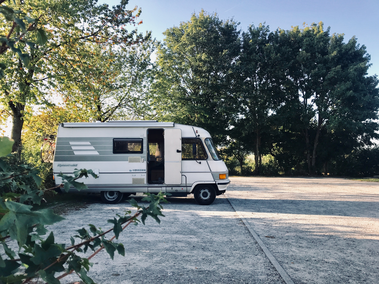 Motorhome on a German forest parking | © Unsplash / Fabian