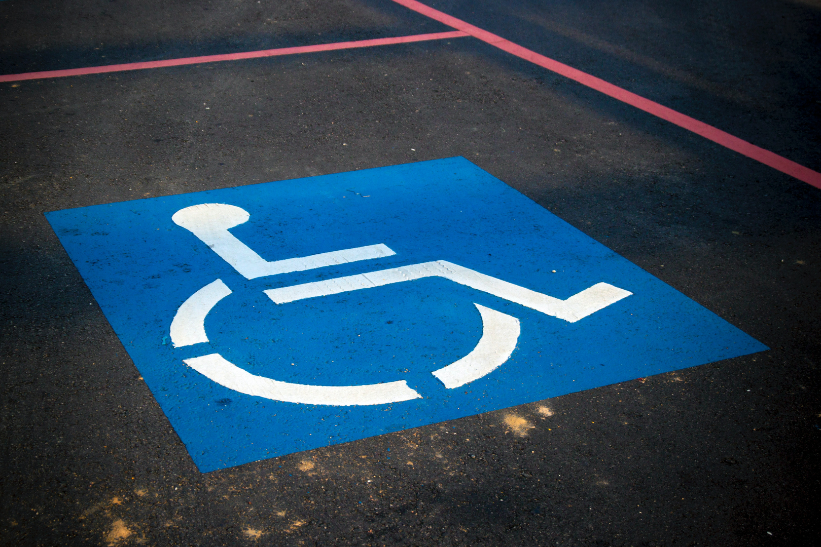 Disabled parking | © Unsplash / AbsolutVision