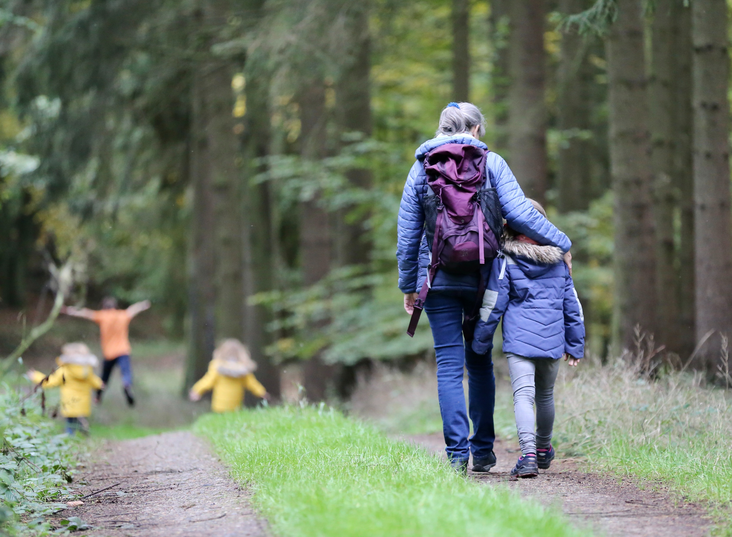 Grandmother with grandchildren hiking in a forest. | © Unsplash / Juliane Liebermann