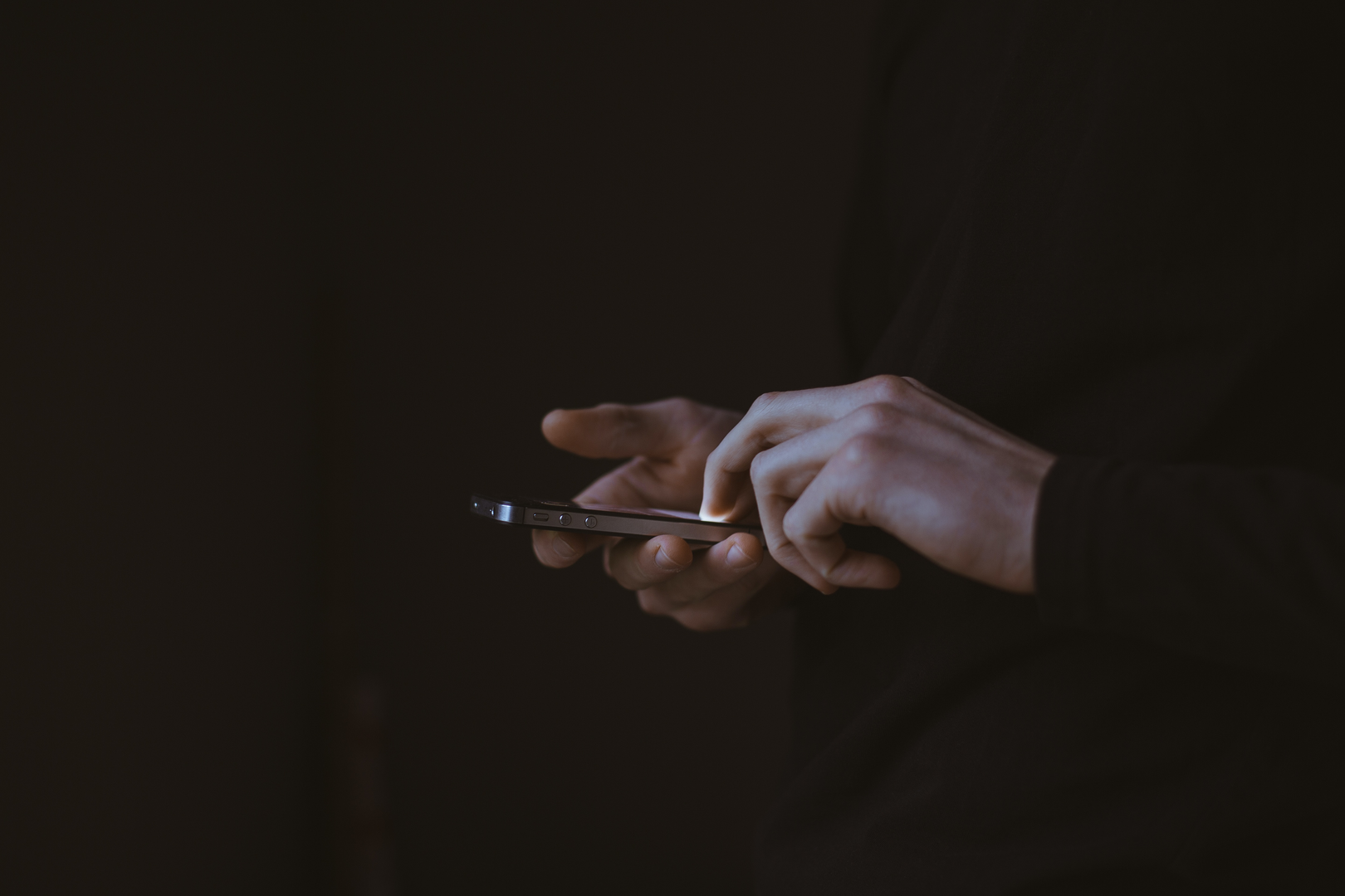 man on a smartphone | © Unsplash / Gilles Lambert
