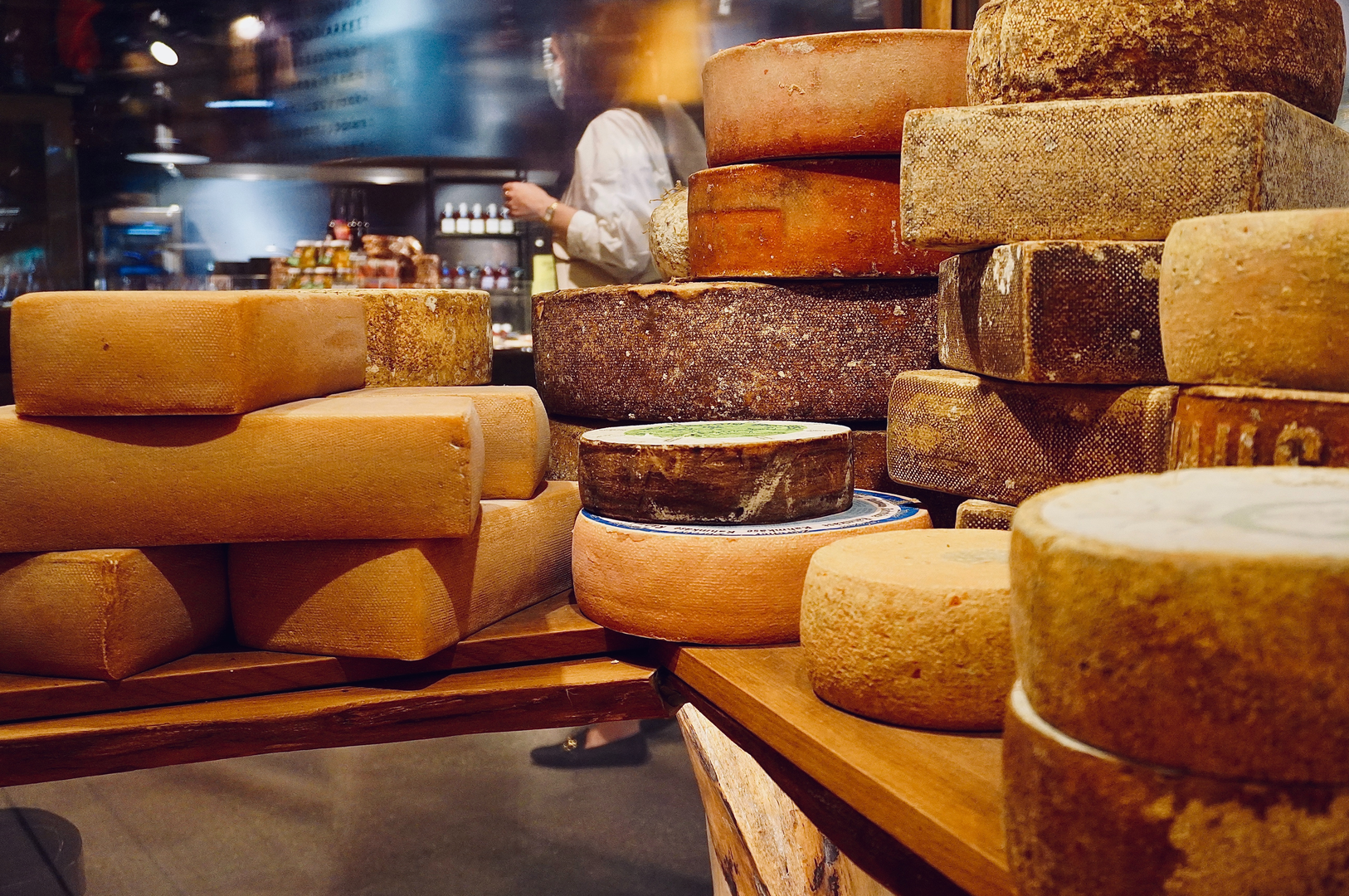 Shop Jelmoli Humidor - say cheese - Swiss cheese (naturli-ag)
photo made by rouichi / switzerland
 | © Unsplash / Azzedine Rouichi