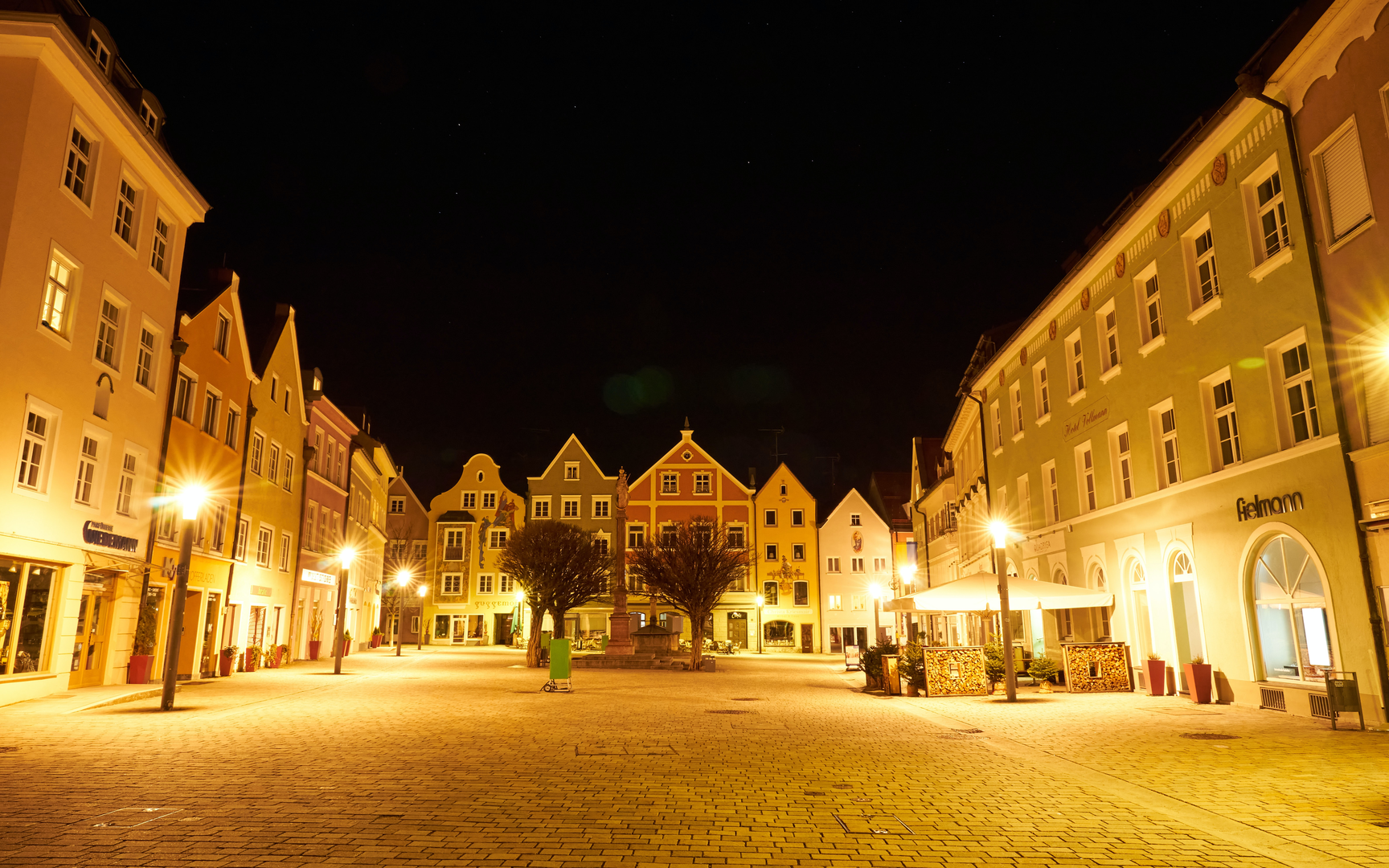 Marienplatz in Weilheim at night | © Unsplash / Lukas Seitz