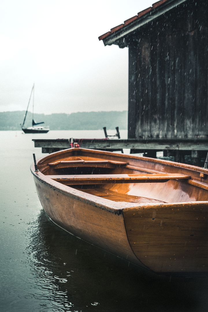 wooden boat at Starnberger See on a rainy day | © Unsplash / Frederik Löwer