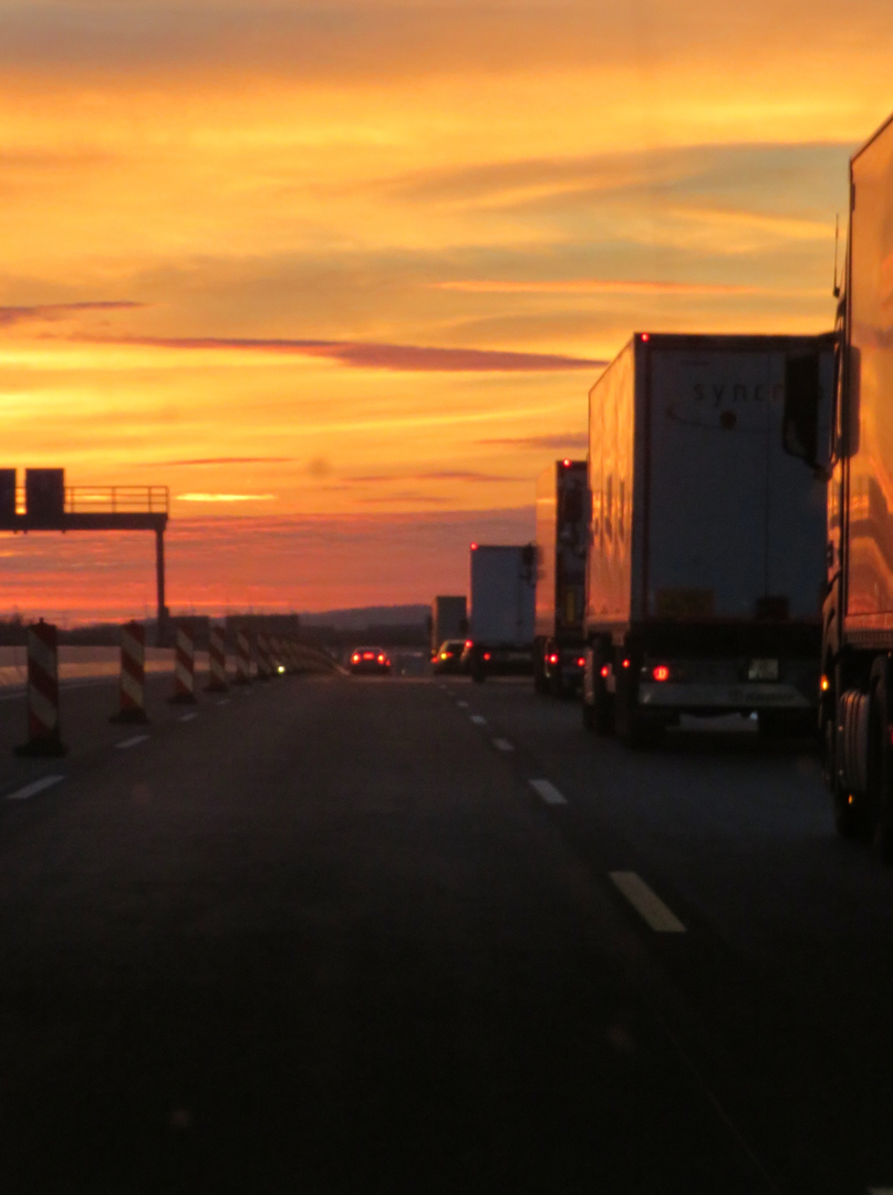 Sonnenuntergang Autobahn Baustelle | © Unsplash / Jonas Augustin