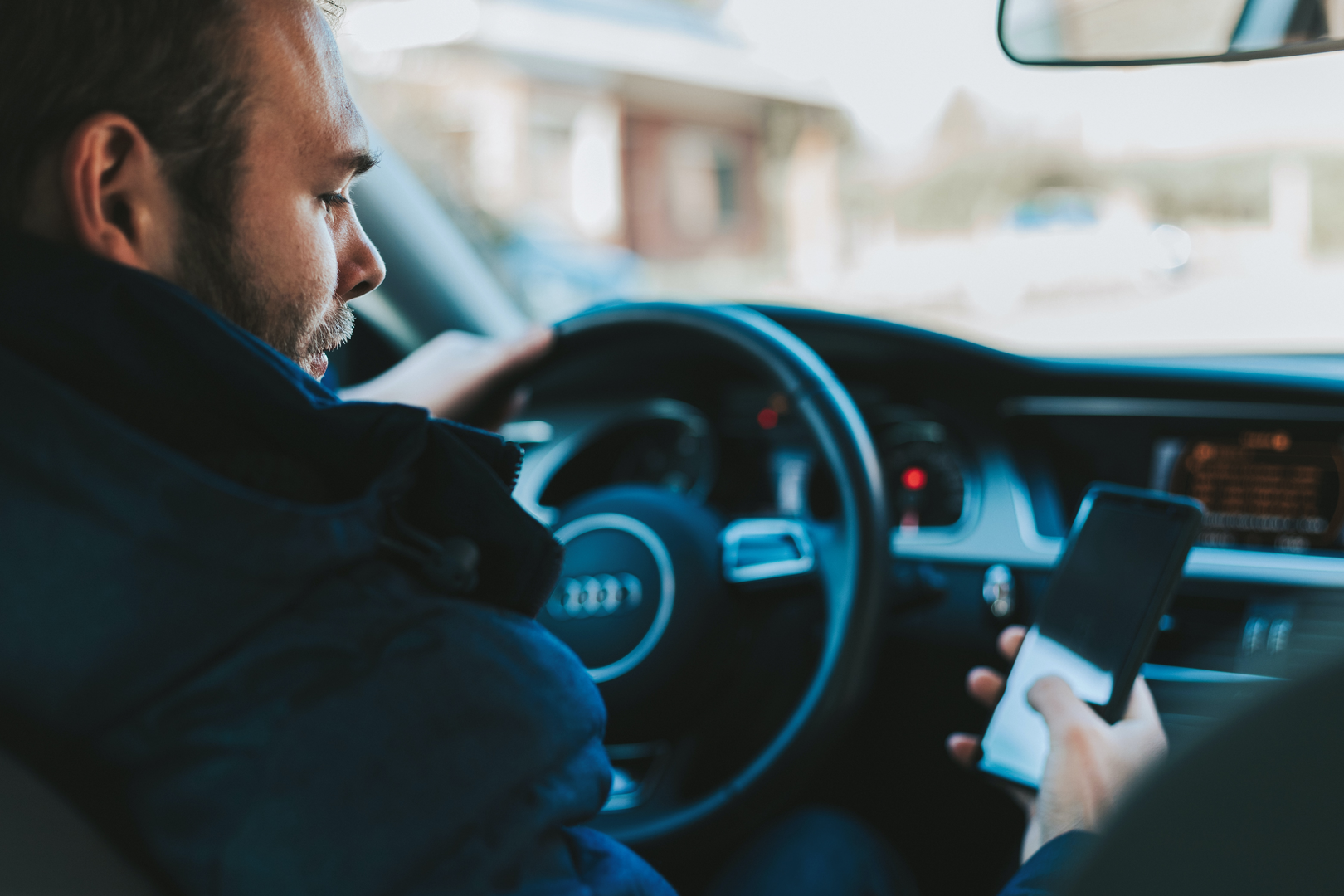 Representation of a person phoning at the wheel (this is a staging). Do not reproduce this dangerous behaviour on the road. | © Unsplash / Alexandre Boucher