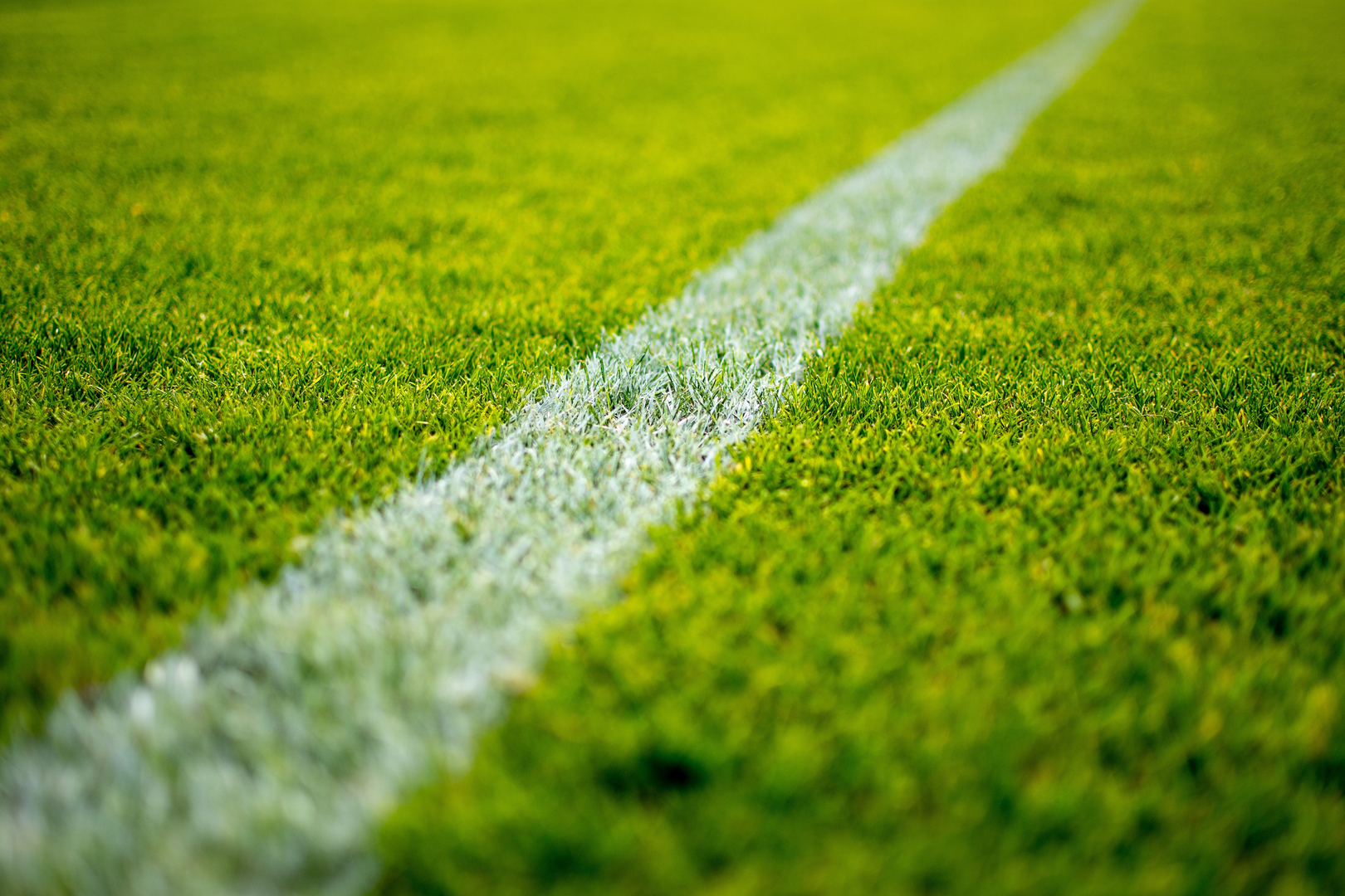soccer pitch, football pitch, green lawn, fußballfeld, feld, sportfeld, rasen | © Unsplash / Peter Glaser