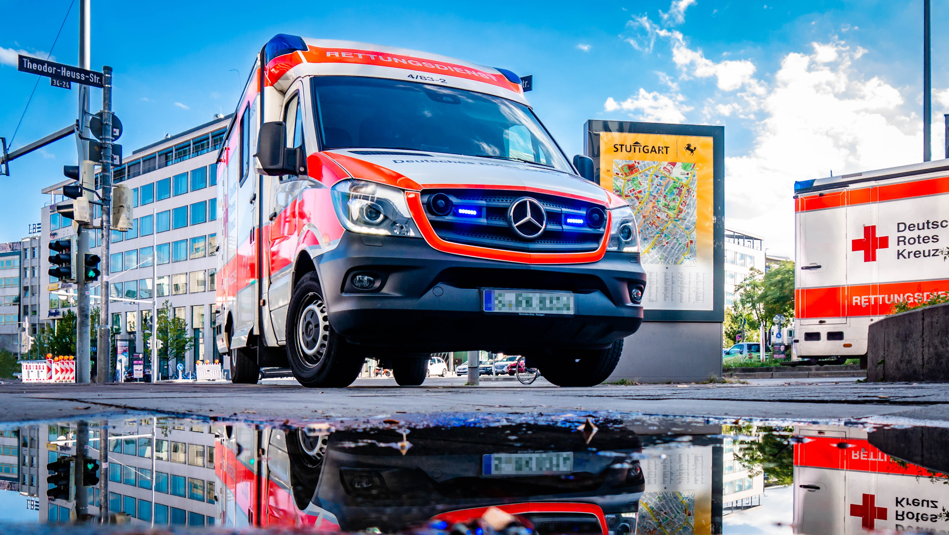 An Ambulance In Action Reflecting In A Puddle! | © Unsplash / нυвιѕ тανєяη