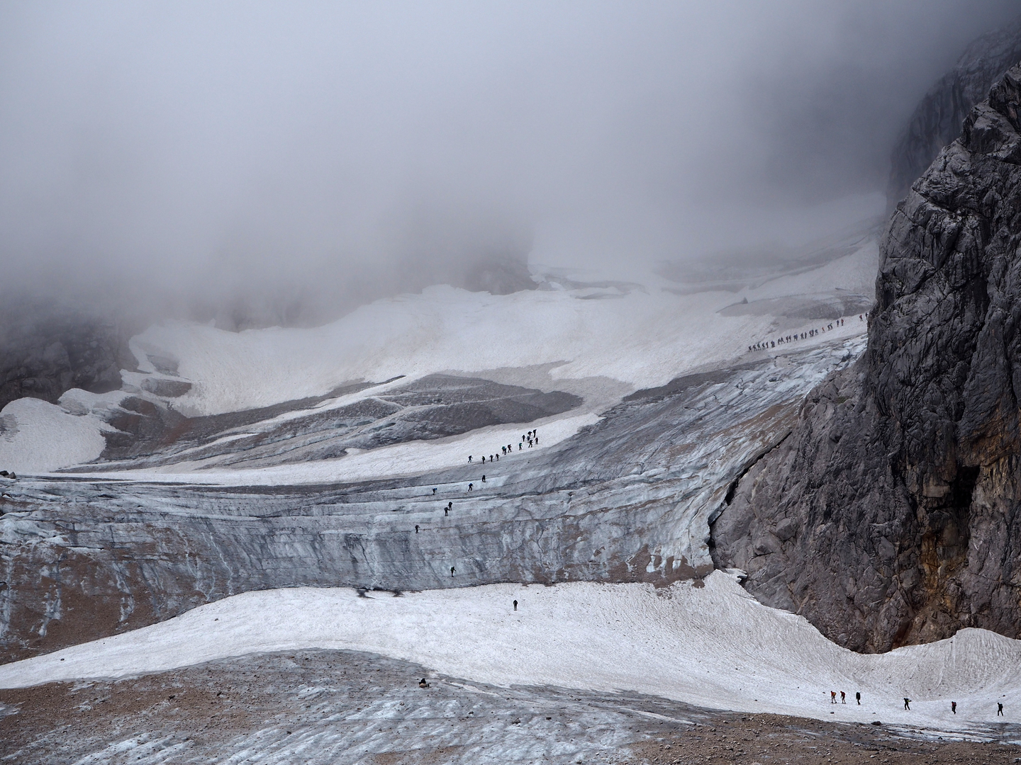Climbing the glacier on the way the the Zugspitze | © Unsplash / Alexej Bowdurez
