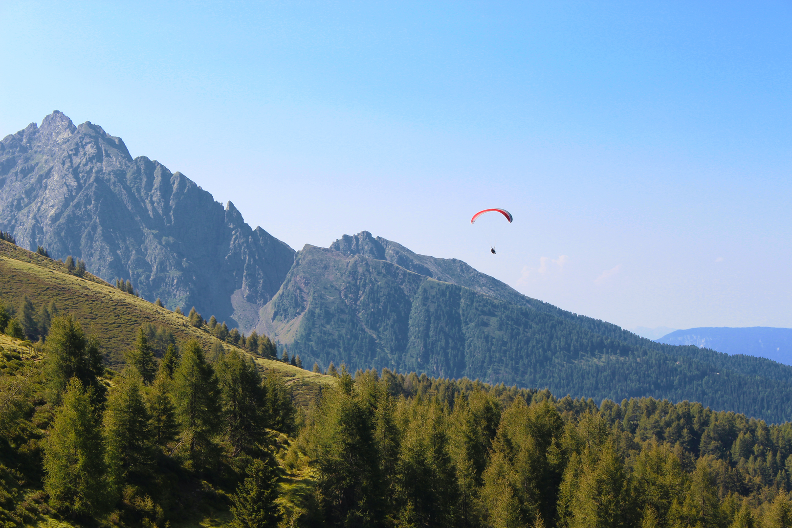 Paraglider over mountains | © Unsplash / Maurice Smeets