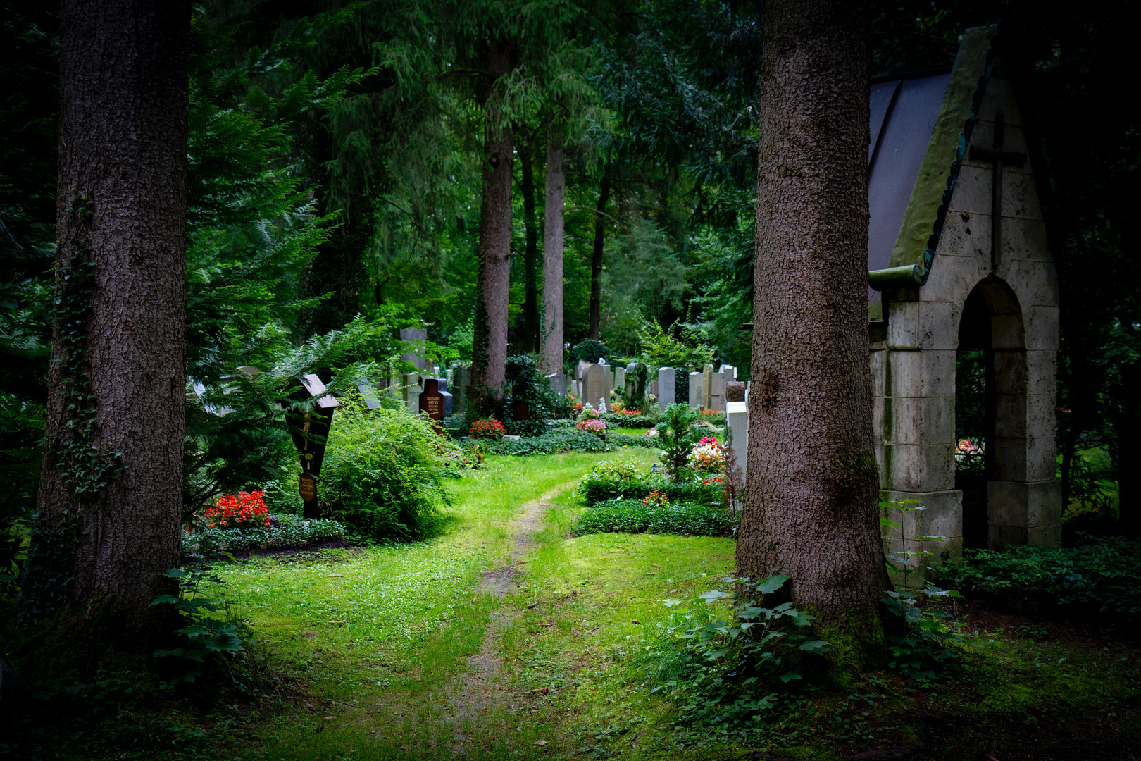 Cemetery in Munich, Bavaria, called Waldfriedhof, on a dark and rainy day. | © Unsplash / Michael Kroul