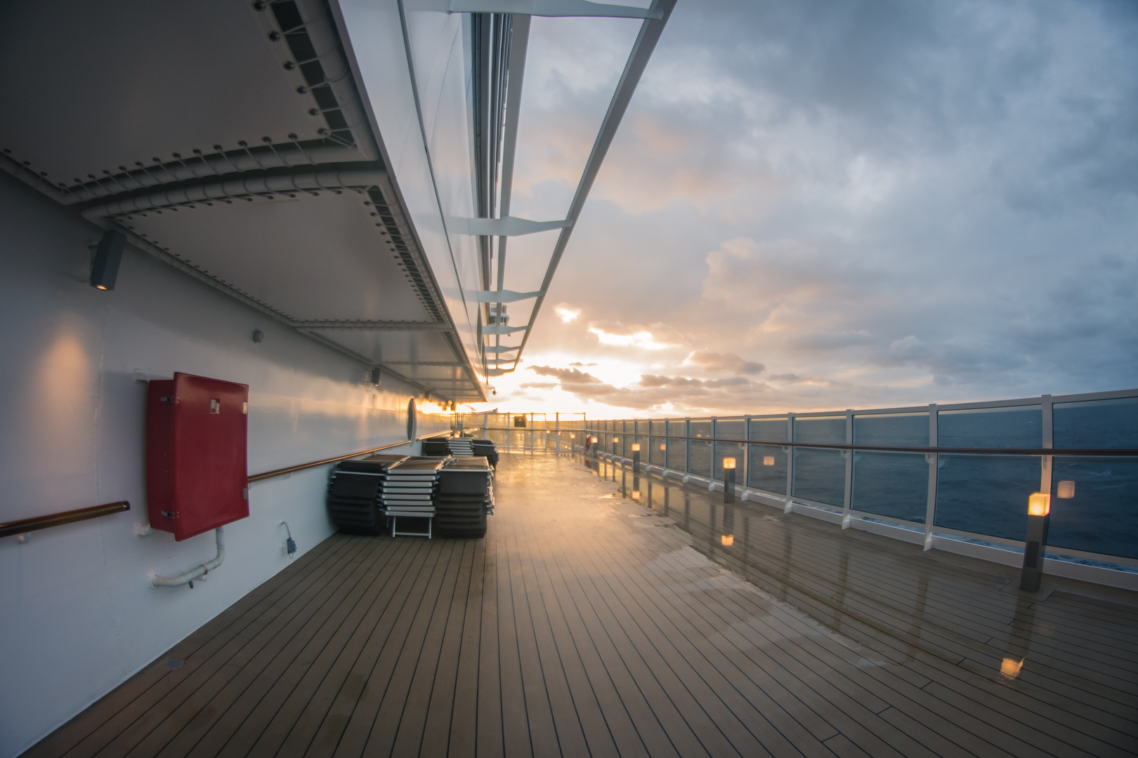 Sunrise on the cruise ship MSC Seaside during a drive through the Caribbean in January 2018. | © Unsplash / id23