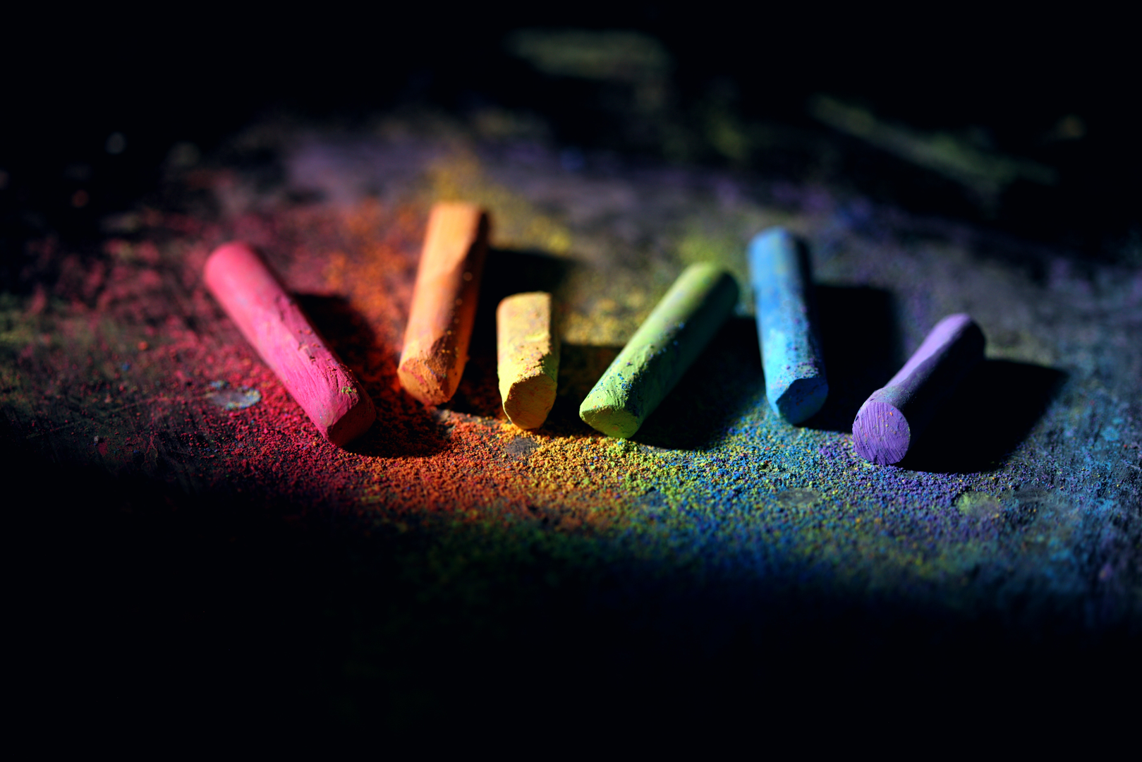 Rainbow chalk on black. | © Unsplash / Alexander Grey