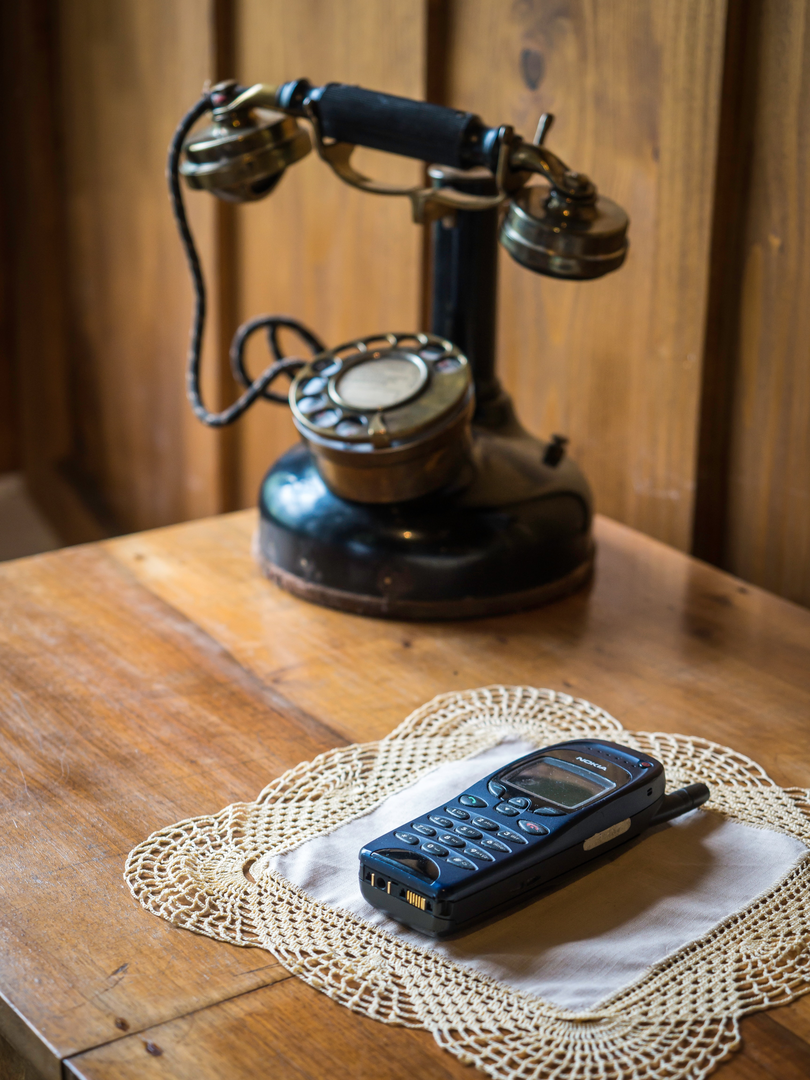 Telefone aus zwei Epochen. Damals und heute. Telephones from two eras. Then and now. | © Unsplash / Hansjörg Keller