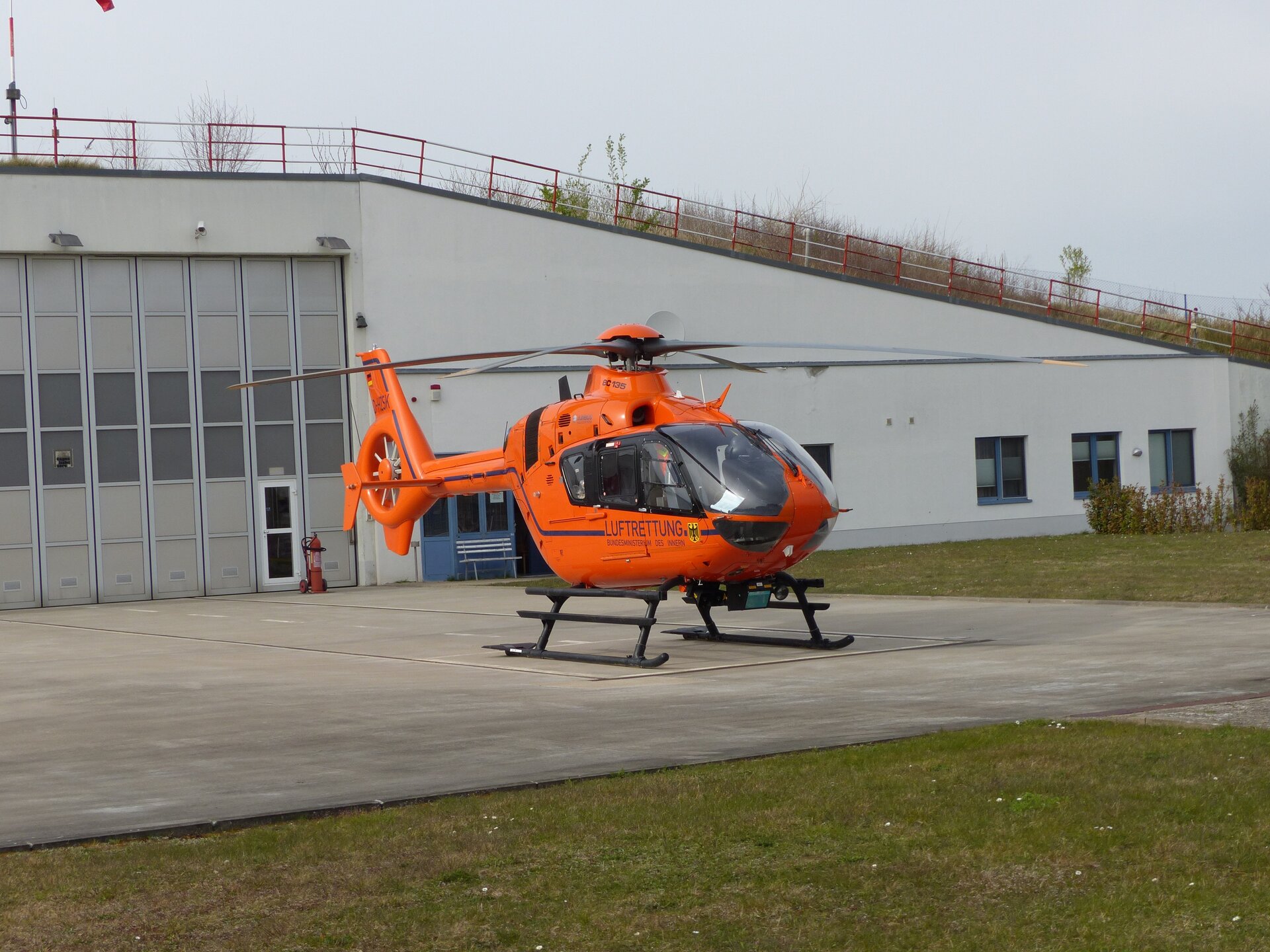 -Rettungshubschrauber (RTH)
-Christoph 34 
-KMG Klinikum Güstrow/Luftrettungszentrum Güstrow
-Bundesministerium des Inneren
-Pilot (Bundespolizei)
-TC-Hems/Notfallsanitäter (Deutsches Rotes Kreuz)
-Notarzt (KMG Klinikum Güstrow)