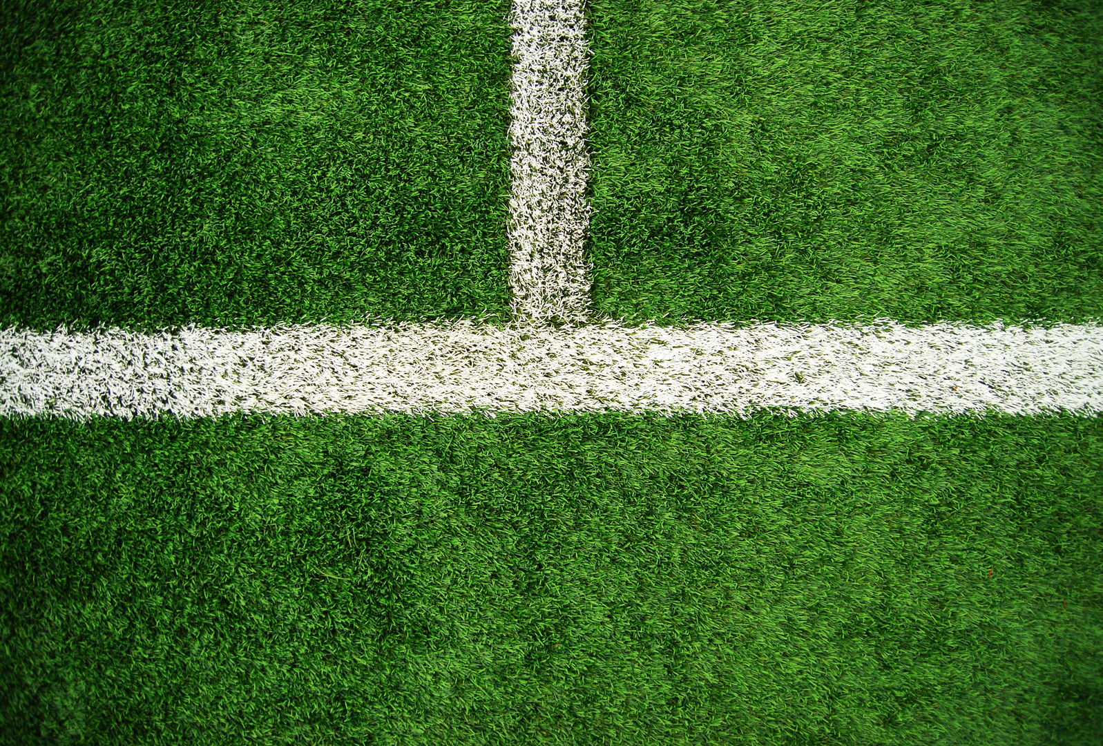 Hälfte und Viertel: Linien auf einem Fussballfeld; Buchstabe T auf dem Kopf | halves and quarters: right angles and lines on a soccer field; letter T rotated | © Unsplash / Marcel Eberle