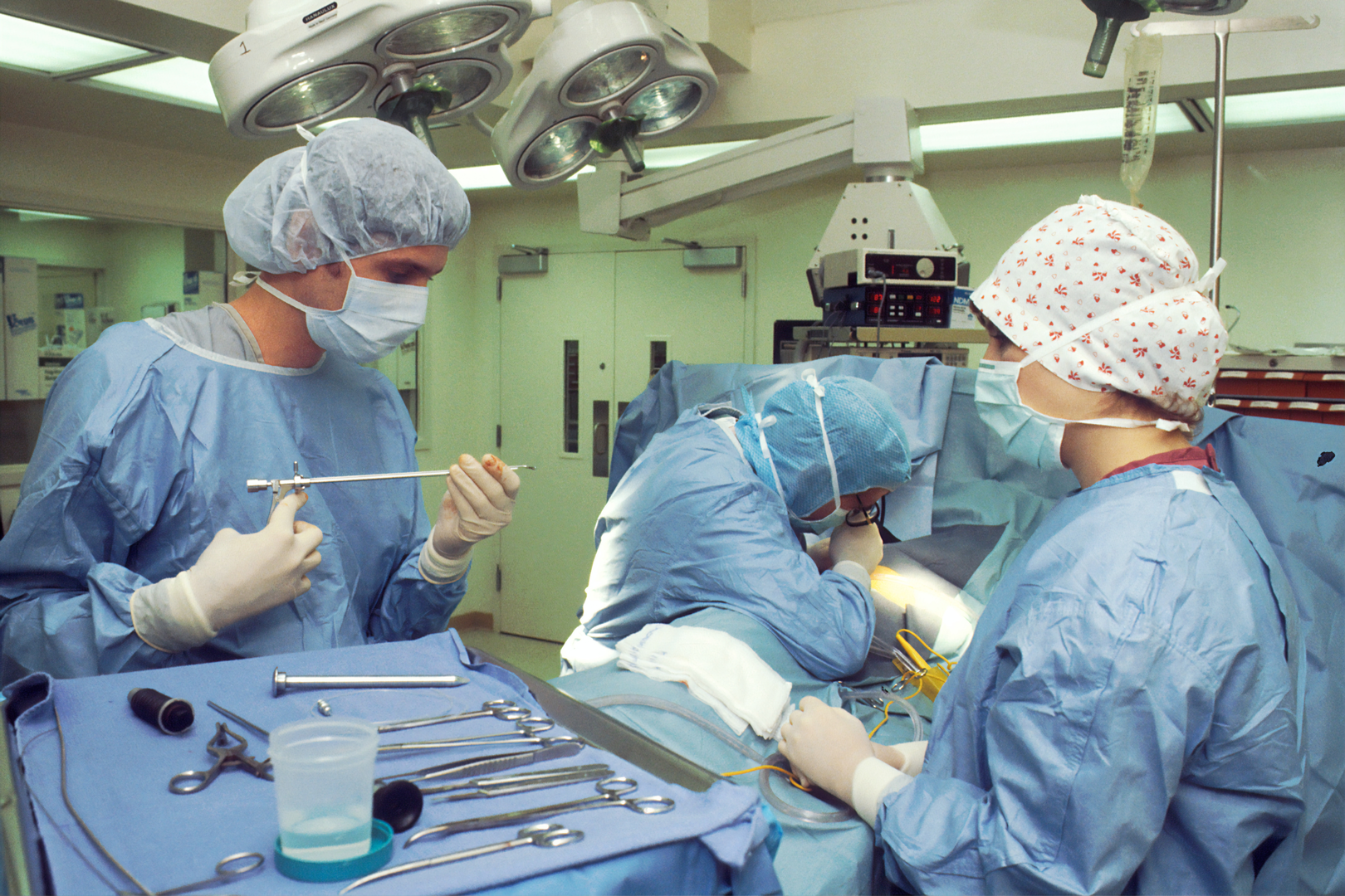 Operating Room. Two surgeons and a nurse performing a Thoracoscopy by which they are examining the pleural cavity by means of an Endoscope to later perform a biopsy. | © Unsplash / National Cancer Institute