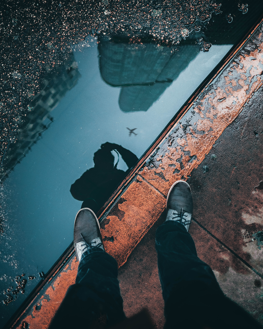 If you wait in certain spots across the Chicagoland area, you are bound to have a plane go directly overhead every 5-10 minutes. I did not have to wait long before this plane crossed perfectly into the puddle that also reflected Trump Tower. | © Unsplash / Benjamin Suter