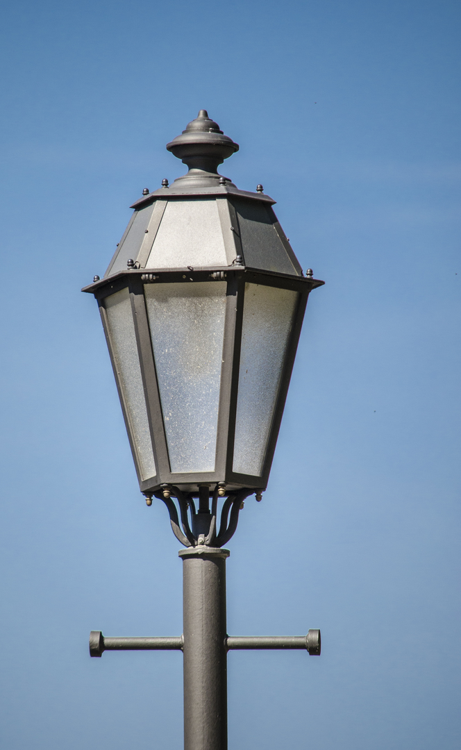 Street lamp in front of a blue background | © Unsplash / Kaffeebart