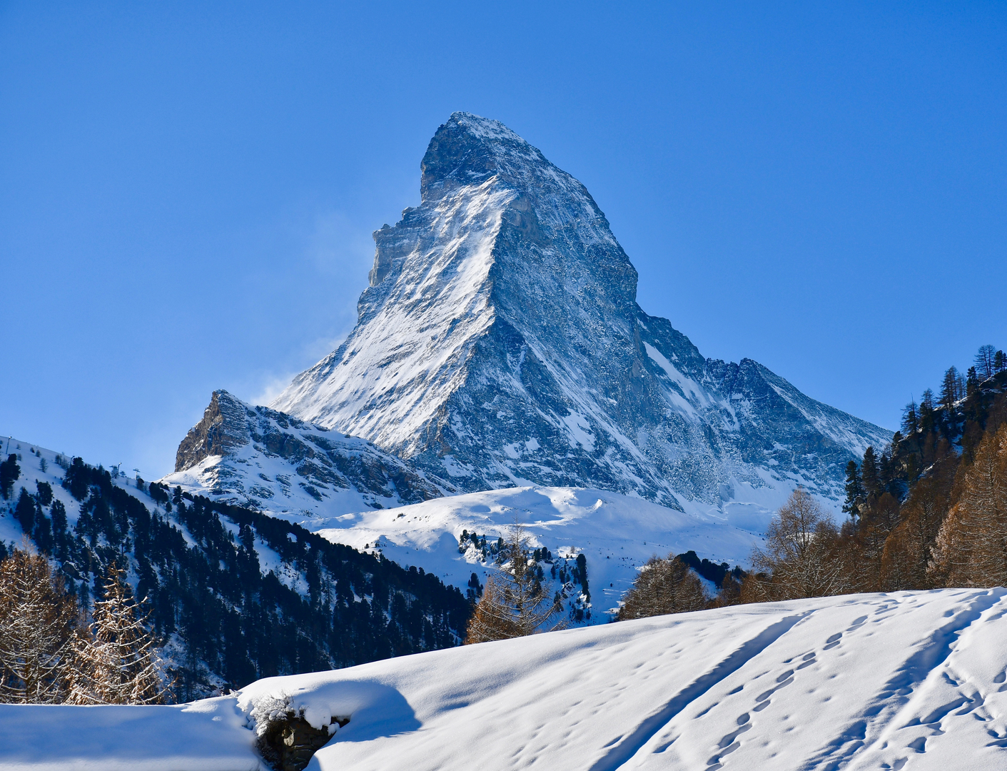 Winter hike in Zermatt (Switzerland).  | © Unsplash / Angelo Burgener