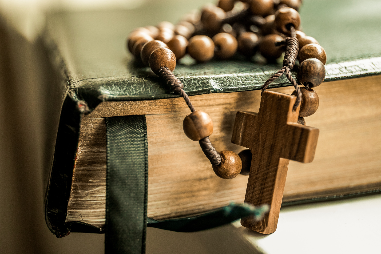 I brought this bible 16 years ago when I came to faith. The rosary was a present from an Anglican priest, which he brought back from Jerusalem. | © Unsplash / James Coleman