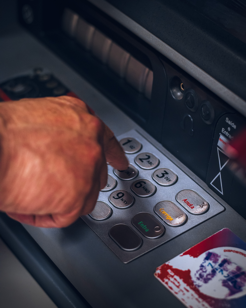 hand - using a ATM - Pressing buttons | © Unsplash / Eduardo Soares