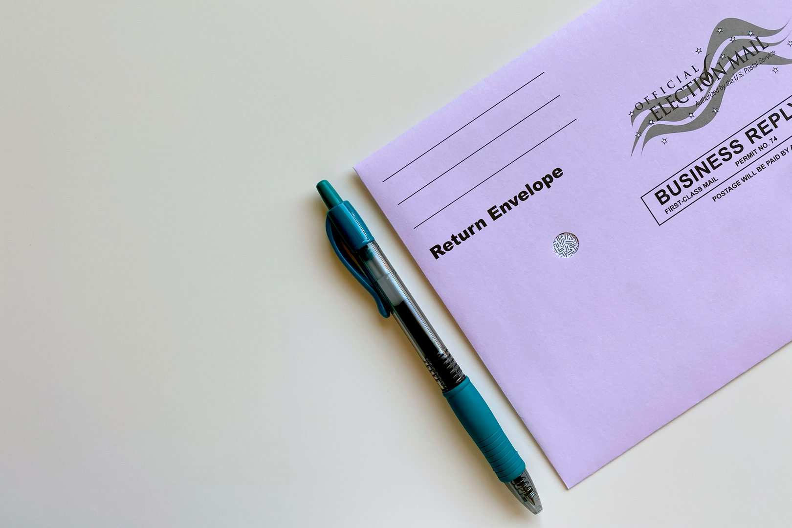 American election mail envelope with pen | © Unsplash / Tiffany Tertipes